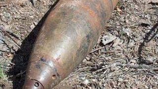 O bomba de aviatie de aproximativ o suta de kilograme, cu trotilul activ, gasita pe un camp in Galati. Bomba a fost detonata de pirotehnicieni