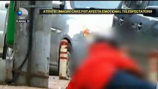 Imagini crunte. Batai in plina strada intre copii. Pumni si picioare carati fara ca trecatorilor sa le pese