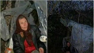 Povestea batranei care a ajuns la 70 de ani sa doarma in fata casei: "Nu plec de aici, asta e casa mea, munca mea". Vecinii spun ca in noptile friguroase femeia se adaposteste intr-un cavou