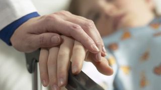 Un baiat de 6 ani din Botosani a ajuns de urgenta la spital dupa ce a cazut in cutitul pe care mama lui il avea in mana