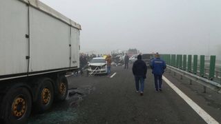 Traficul rutier pe A2 a fost redeschis la 9 ore după accidentul &icirc;n care au murit trei persoane, iar 57 au fost rănite