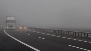 Un TIR şi o autoutilitară s-au ciocnit pe A1. Trafic &icirc;n condiţii de ceaţă pe Autostrada A2