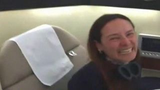 O calatorie cu avionul iti poate schimba total viata! Ce credeti ca i s-a intamplat unei tinere care abia se urcase la bordul unei aeronave?