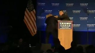 Momente de panica in campania prezidentiala din Statele Unite ale Americii. Donald Trump a fost scos de pe scena de garzile de corp chiar in timp ce tinea un discurs.
