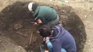 Mormant vechi de peste 5.000 de ani, cu ramasitele a patru oameni, descoperit in Prahova. Ce au gasit arheologii langa trupurile inhumate