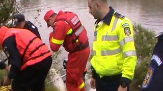 O femeie a fost gasita plutind pe raul Dambovita, in zona Vitan