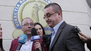 Sorin Blejnar a fost retinut intr-un nou dosar in care e acuzat de trafic de influenta. Fostul sef ANAF, scos cu catuse din sediul DNA: "Sunt total nevinovat"