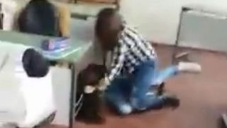Imagini socante surprinse intr-o scoala din Baia Mare. O eleva este batuta cu salbaticie de catre o colega de clasa