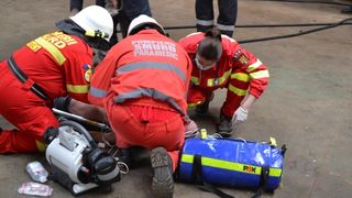 Un tânăr de 19 ani a fost salvat în ultimul moment dintr-o clădire în flăcări. Incendiul ar fi fost provocat