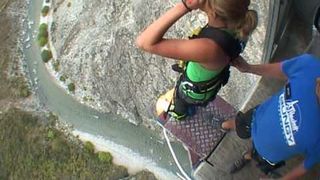 A facut bungee jumping si a fost la un pas de moarte. Coarda s-a rupt cand ea se afla la 50 de metri in aer