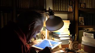 Mihai Sora citeste stirile de pe tableta