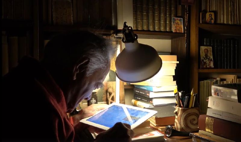 Mihai Sora citeste stirile de pe tableta