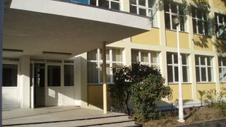 Decizie bizara in cazul profesorului de la scoala fiicei Adrianei Iliescu, acuzat ca fotografia eleve pe ascuns! Judecatorii i-au anulat sanctiunea si obliga institutia sa-i plateasca banii retinuti