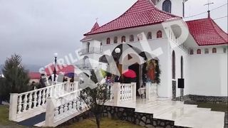 Parintele care creste 117 copii a sfintit noua biserica! La eveniment a participat si Arhiepiscopul Sucevei si Radautilor!