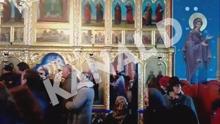 Credinciosii au putut sa intre in altar