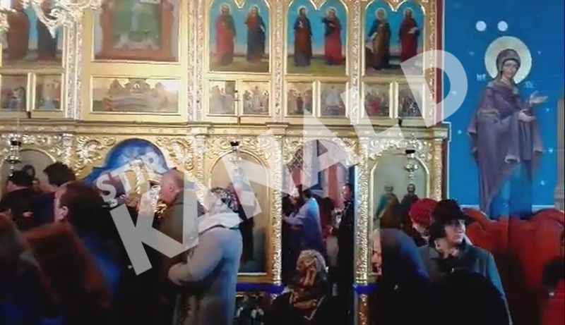 Credinciosii au putut sa intre in altar