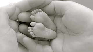 A devenit mama la varsta la care altele sunt bunici. O femeie de 54 de ani din Bucuresti a nascut un copil perfect sanatos