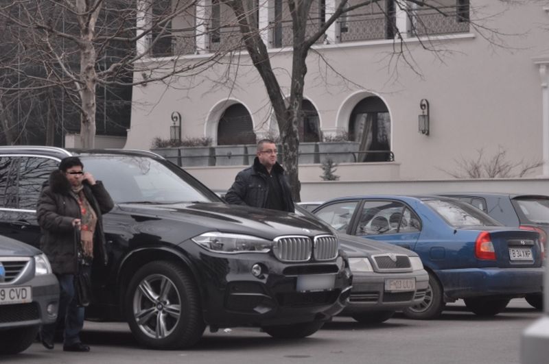 Sorin Blejnar, alaturi de mama sa, surprins de paparazzii WOWbiz.ro, langa bolidul fostului sef al ANAF