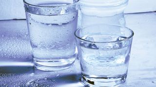 Lista cu cu apa otravita din comert. Limita admisa de bacterii a fost depasita de 15 ori. Uite care sunt marcile cunoscute de apa care sunt pline de microbi