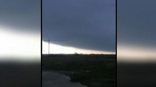 Furia naturii s-a dezlantuit ieri la Constanta! Cateva masini au fost avariate dupa ce o schela montata pe fatada unui bloc a cazut intr-o parcare.