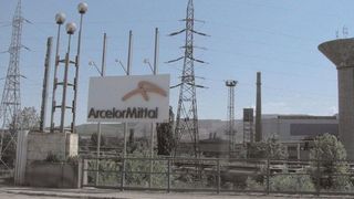 Angajat al Combinatului ArcelorMittal Hunedoara, la spital după ce a fost ars cu oţet lichid. Va fi transferat la o clinică din Belgia