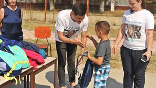 Dezamagirea mamei Aurei Ion: "Din sutele de ghiozdane oferite, nu a venit nimeni sa o priveasca in ochi si sa ii multumeasca!"