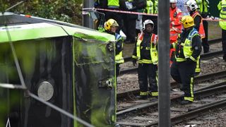 Cinci persoane au murit dupa ce un tramvai a deraiat in sudul Londrei