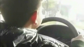 Imagini soc din Romania. Un minor conduce nestingherit pe strazile dintr-o localitate. Politia nu poate face nimic