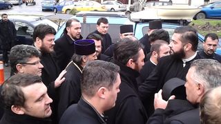 IPS Teodosie, insotit de 30 de preoti la politie. Cat timp arhiepiscopul a semnat controlul judiciar, preotii au stat la coada, aratandu-si sutinerea!