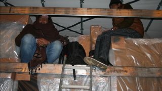 Trei pakistanezi ascunsi intr-un camion, prinsi de politisti la punctul de trecere a frontierei de la Calafat. Au fost depistati cu aparatura pentru detectarea batailor inimii