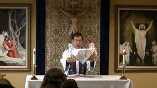 Un preot catolic a asezat pe altar un fetus, in timpul slujbei, in incercarea de a sprijini politica lui Donald Trump de interzicere a avortului