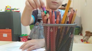 Caz revoltator in Romania. O educatoare din Pitesti a plesnit un copil autist pentru ca acesta nu stia sa citeasca. Ce au decis autoritatile in cazul ei