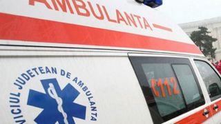 Un sofer de la Serviciul de Ambulanta Galati a fost dat afara dupa ce au aparut pe net imagini cu el in timp ce fura combustibil din masini