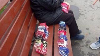 Povestea emotionanta a unei batranici din Romania care se intretine din arta. Nu cerseste, ci munceste pentru fiecare banut in frig: "Nu ma poza pe mine, eu sunt batrana si urata"