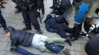 Un suporter polonez, unul suedez si doi romani au ajuns la spital; doi erau bauti, altul a fost lovit in cap cu un scaun