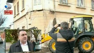Constanta: Un balcon de o tona s-a prabusit pe un trotuar in plina zi! O minune a facut ca niciun trecator sa nu fie in acel moment in zona!