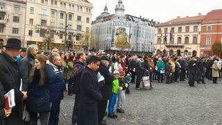 Cluj: Trei sute de persoane, la un protest faţă de situaţia de la Liceul Romano-Catolic din T&acirc;rgu Mureş