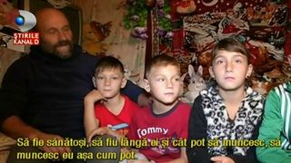 Povestea impresionantă a unui tată care-şi creşte singur cei 4 copii &icirc;ntr-un grajd: "Eu le fac de mancare, ii spal, ii ingrijesc. Sunt si tata si mama"