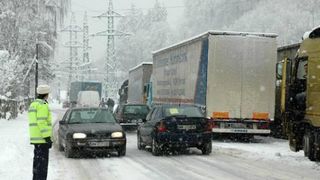 Trafic ingreunat pe mai multe drumuri din tara din cauza zapezii. Circulatia se desfasoara cu dificultate pe DN1, in Cluj, pe DN67C, in Gorj, dar si in judetul Suceava