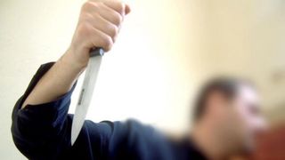 O tanara a fost injunghiata de tatal ei vitreg intr-un complex rezidential din Ilfov