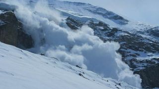 Risc de avalanse in Parang. 20 de copii blocaţi pe munte din cauza zăpezii au fost cobor&acirc;ţi de salvamontişti