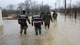 Inundatii in Vaslui: Localitate izolată din cauza unui drum judeţean acoperit de apă. Peste 30 de gospodării inundate