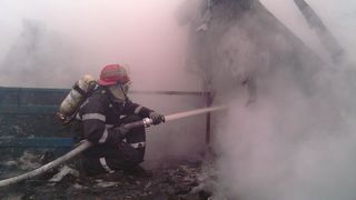 Tragedie in Dolj. Doi copii mici au murit intoxicaţi cu fum după ce apartamentul părinţilor a luat foc