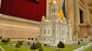 Primul şi cel mai mare clopot de la Catedrala Mântuirii Neamului a fost turnat la Innsbruck, în Austria. Are 25 de tone si 3,3 metri in inaltime si latime