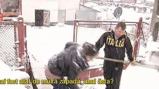 Iarna a pus stapanire aproape pe intreaga tara! In timp ce soferii privesc ingroziti ce se intampla pe drumuri, copiii se bucura de prima zapada