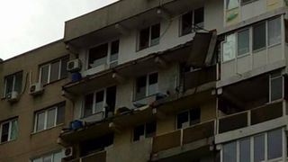 Vantul a facut ravagii in Capitala. Balcoane prabusite si copaci trantiti la pamant