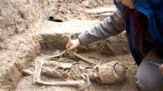 Au descoperit un mormant roman pe santierul autostrazii Sebes-Turda