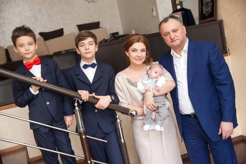 Igor Dodon, alaturi de sotia sa si de cei trei baieti ai lor