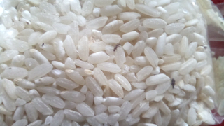 Uite cum arata orezul pe care oamenii il primesc ca ajutor din partea Statului. E plin de gandaci si furnici