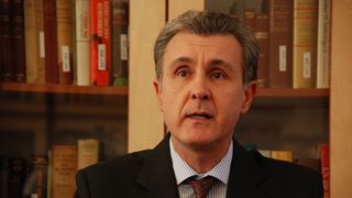 Cum mai face bani Principele Radu! A realizat un calendar cu poze cu Regele Mihai si Regina Ana